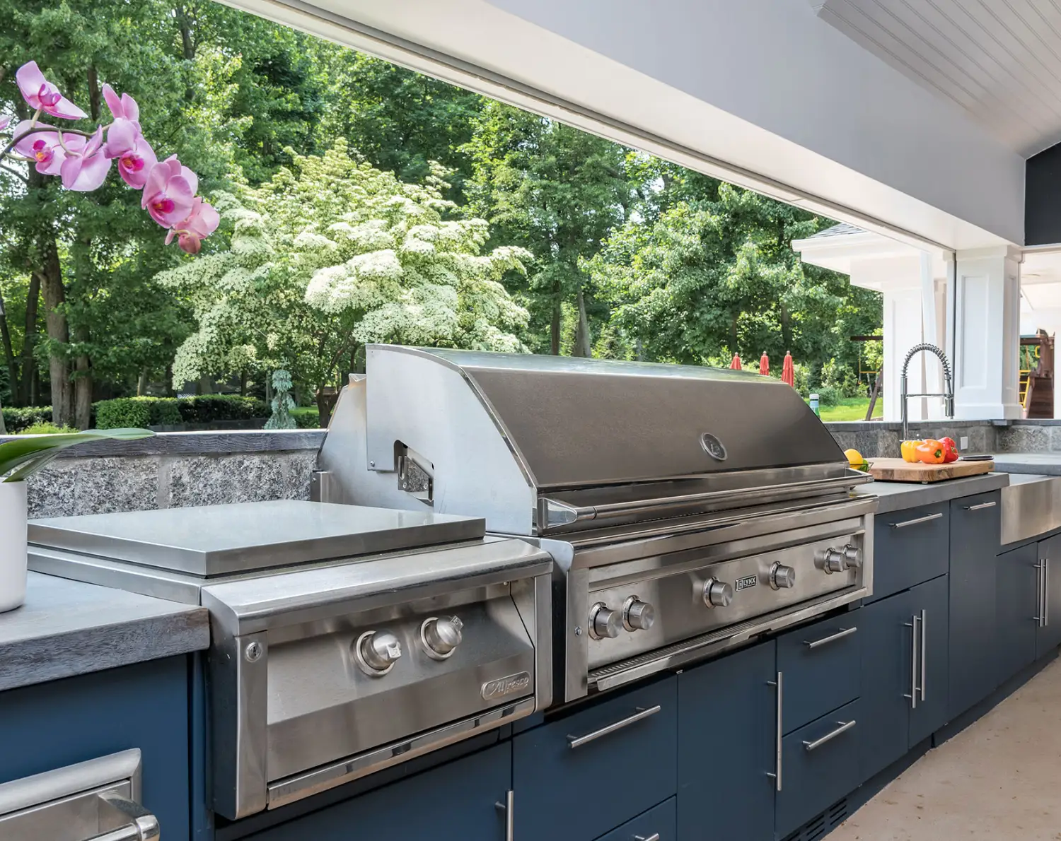 Creative Living Outdoor Kitchens and Decor